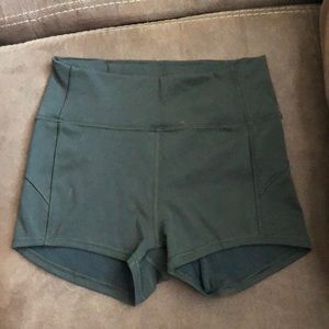 In the movement lululemon shorts 🍋